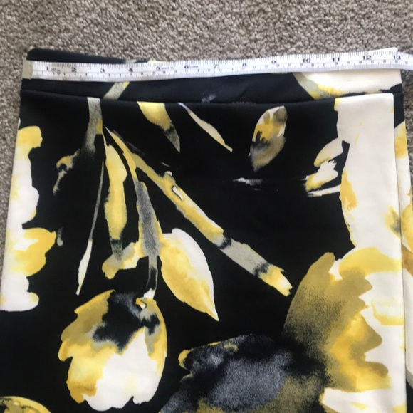 Like new pencil skirt. Only worn once - Picture 6 of 8